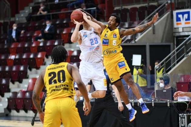 Barry Brown Jr. (MHP Riesen Ludwigsburg) im Zweikampf mit Michal Michalak (Syntainics MBC), davor Desi Rodriguez (MHP Riesen Ludwigsburg), GER, MHP Riesen Ludwigsburg vs. Syntainics MBC Weißenfels, 01.04.2021, 29. Spieltag easycredit Basketball Bundesliga, Spielzeit 2020 2021. GER, MHP Riesen Ludwigsburg vs. Syntainics MBC Weißenfels, 01.04.2021, 29. Spieltag easycredit Basketball Bundesliga, Spielzeit 2020 2021 Ludwigsburg Copyright: xEibnerxPressefoto MichaelxMemmlerx EP_MMR