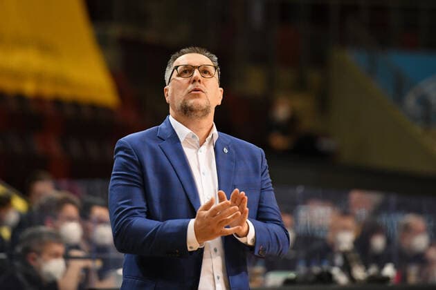 Silvano Poropat (Syntainics MBC, Headcoach) schaut zur Anzeigetafel, GER, MHP Riesen Ludwigsburg vs. Syntainics MBC Weißenfels, 01.04.2021, 29. Spieltag easycredit Basketball Bundesliga, Spielzeit 2020 2021. GER, MHP Riesen Ludwigsburg vs. Syntainics MBC Weißenfels, 01.04.2021, 29. Spieltag easycredit Basketball Bundesliga, Spielzeit 2020 2021 Ludwigsburg Copyright: xEibnerxPressefoto MichaelxMemmlerx EP_MMR