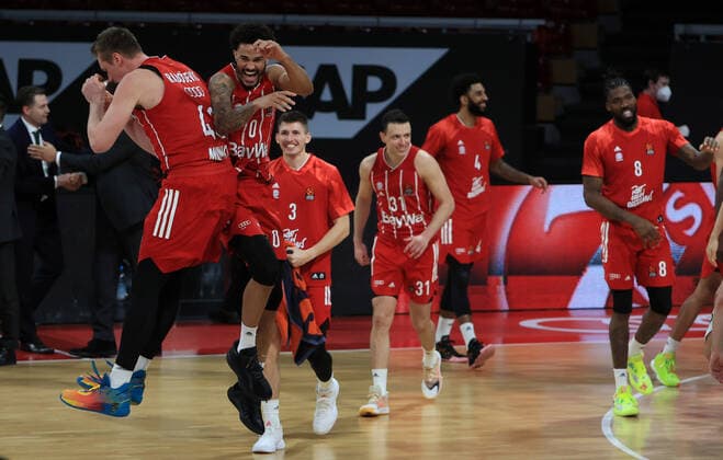 Sport Bilder des Tages 01.04.2021, EuroLeague, FC Bayern Basketball vs Kaunas, Basketball, Audi Dome Muenchen, im Bild: Leon Radosevic (FCB Basketball), und Nick Weiler-Babi (FCB Basketball) jubeln, David Kraemer (FCB Basketball), Zan Mark Sisko (FCB Basketball), D.J Seeley (FCB Basketball), und Jalen Reynolds (FCB Basketball) freuen sich