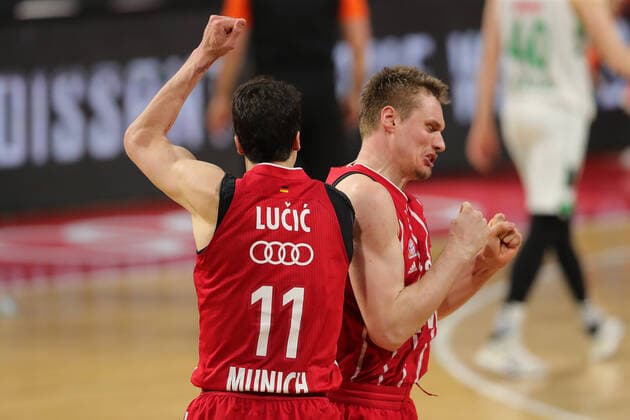 Vladimir Lucic (Muenchen) und Leon Radosevic (Muenchen) bejubeln den Sieg GER, FC Bayern Basketball vs. Zalgiris Kaunas, Basketball, Euroleague, Saison 2020 2021, 01.04.2021, GER, FC Bayern Basketball vs. Zalgiris Kaunas, Basketball, Euroleague, Saison 2020 2021, 01.04.2021, Muenchen Copyright: xEIBNER MarcelxEngelbrechtx EP_EER