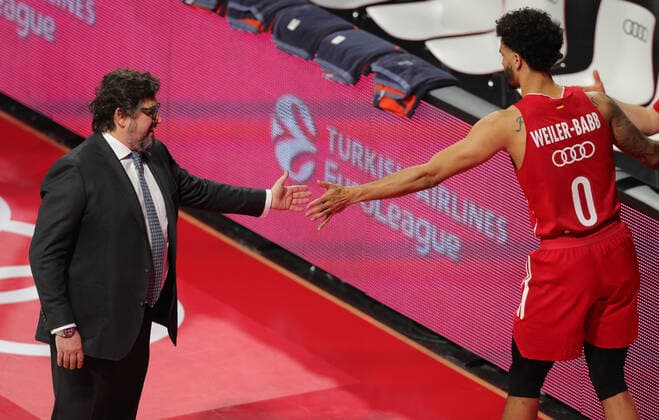 Cheftrainer Andrea Trinchieri (Muenchen) und Nick Weiler-Babb klatschen sich ab GER, FC Bayern Basketball vs. Zalgiris Kaunas, Basketball, Euroleague, Saison 2020 2021, 01.04.2021, GER, FC Bayern Basketball vs. Zalgiris Kaunas, Basketball, Euroleague, Saison 2020 2021, 01.04.2021, Muenchen Copyright: xEIBNER MarcelxEngelbrechtx EP_EER