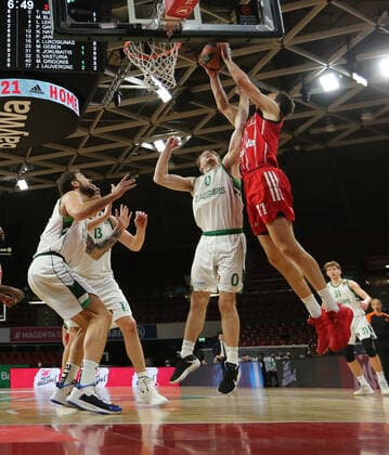 Thomas Walkup (Kaunas) und Vladimir Lucic (Muenchen) im Zweikampf GER, FC Bayern Basketball vs. Zalgiris Kaunas, Basketball, Euroleague, Saison 2020 2021, 01.04.2021, GER, FC Bayern Basketball vs. Zalgiris Kaunas, Basketball, Euroleague, Saison 2020 2021, 01.04.2021, Muenchen Copyright: xEIBNER MarcelxEngelbrechtx EP_EER