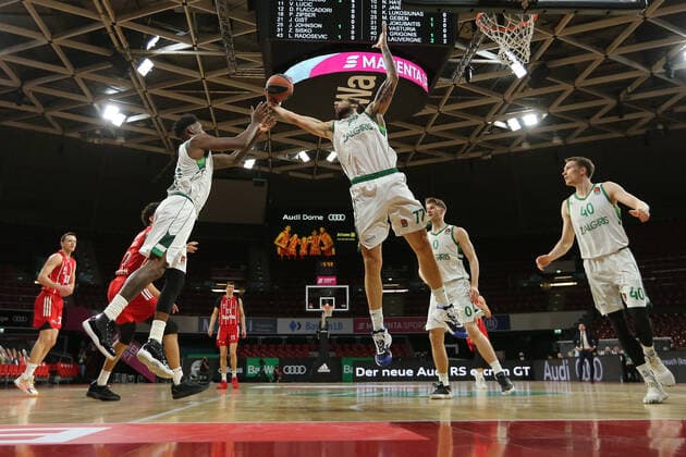 Nigel Hayes (Kaunas) und Joffrey Lauvergne erobern den Ball GER, FC Bayern Basketball vs. Zalgiris Kaunas, Basketball, Euroleague, Saison 2020 2021, 01.04.2021, GER, FC Bayern Basketball vs. Zalgiris Kaunas, Basketball, Euroleague, Saison 2020 2021, 01.04.2021, Muenchen Copyright: xEIBNER MarcelxEngelbrechtx EP_EER