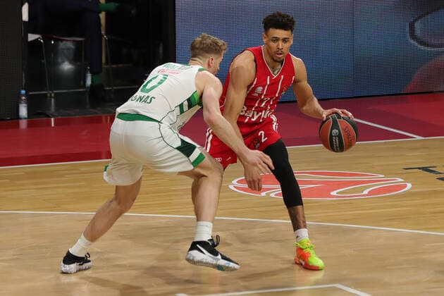 Zweikampf zwischen Thomas Walkup (Kaunas) und Wade Baldwin IV (Muenchen) GER, FC Bayern Basketball vs. Zalgiris Kaunas, Basketball, Euroleague, Saison 2020 2021, 01.04.2021, GER, FC Bayern Basketball vs. Zalgiris Kaunas, Basketball, Euroleague, Saison 2020 2021, 01.04.2021, Muenchen Copyright: xEIBNER MarcelxEngelbrechtx EP_EER