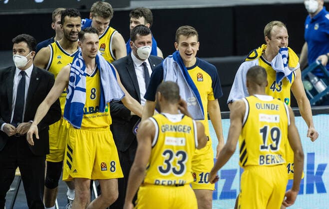 Basketball: Euroleague, Alba Berlin - Valencia Basket, Hauptrunde, 33. Spieltag, Mercedes-Benz Arena. ALBAs Co-Trainer Israel Gonzalez (l-r), Johannes Thiemann, Marcus Eriksson, Ben Lammers, Co-Trainer Sebastian Trzciona, Tim Schneider, Louis Olinde und Luke Sikma jubeln lachend. ALBA Berlin - Valencia Basket