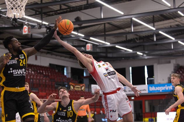 Roland L™Amour NYAMA (24 Tigers Tuebingen), Zachary ENSMINGER (1 Artland Dragons Quakenbrueck) kämpfen um den Ball ; Artland Dragons Quakenbrück vs Tigers Tübingen, Basketball, 2. Bundesliga ProA, 03.04.2021, 29. Spieltag, Saison 2020 2021 ; Copyright: xErikxHillmer EIBNERx EP_ehr Artland Dragons Quakenbrück vs Tigers Tübingen, Basketball, 2. Bundesliga ProA, 03.04.2021, 29. Spieltag, Saison 2020 2021 Quakenbrück Copyright: xErikxHillmer EIBNERx EP_ehr