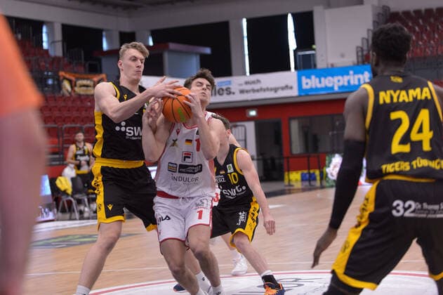 Jekabs BECK (15 Tigers Tuebingen), Zachary ENSMINGER (1 Artland Dragons Quakenbrueck) ; Artland Dragons Quakenbrück vs Tigers Tübingen, Basketball, 2. Bundesliga ProA, 03.04.2021, 29. Spieltag, Saison 2020 2021 ; Copyright: xErikxHillmer EIBNERx EP_ehr Artland Dragons Quakenbrück vs Tigers Tübingen, Basketball, 2. Bundesliga ProA, 03.04.2021, 29. Spieltag, Saison 2020 2021 Quakenbrück Copyright: xErikxHillmer EIBNERx EP_ehr