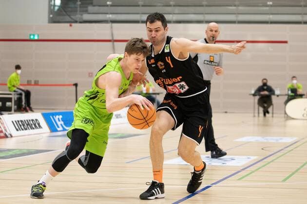 Franklyn Aunitz (Ehingen Urspring, 21) Ivan Mikulic (Wiha Panthers Schwenningen, 4)¨¨Ehingen Urspring - Wiha Panthers Schwenningen, Basketball, 2. Bundesliga, Barmer 2 Basketball, Spieltag 12, Spielzeit 2020 2021, 03.04.2021 Ehingen Urspring - Wiha Panthers Schwenningen, Basketball, 2. Bundesliga, Barmer 2 Basketball, Spieltag 12, Spielzeit 2020 2021, 03.04.2021 Ehingen Copyright: xNinaxSander xEibnerxPressefotoxIx EP_NSR