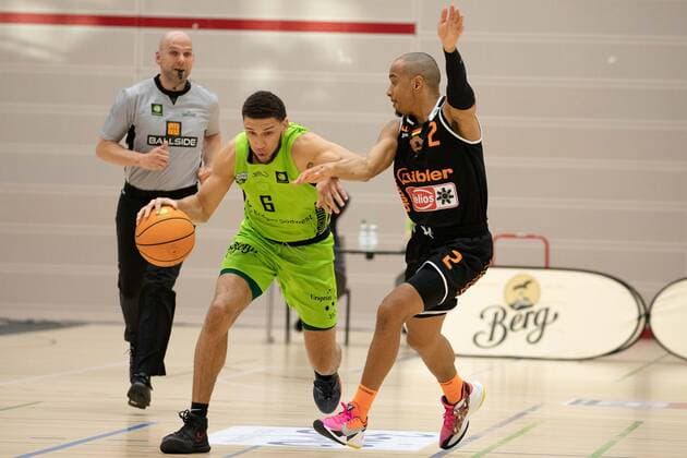 Kameron Hankerson (Ehingen Urspring, 6) Chris Frazier (Wiha Panthers Schwenningen, 2)¨¨Ehingen Urspring - Wiha Panthers Schwenningen, Basketball, 2. Bundesliga, Barmer 2 Basketball, Spieltag 12, Spielzeit 2020 2021, 03.04.2021 Ehingen Urspring - Wiha Panthers Schwenningen, Basketball, 2. Bundesliga, Barmer 2 Basketball, Spieltag 12, Spielzeit 2020 2021, 03.04.2021 Ehingen Copyright: xNinaxSander xEibnerxPressefotoxIx EP_NSR
