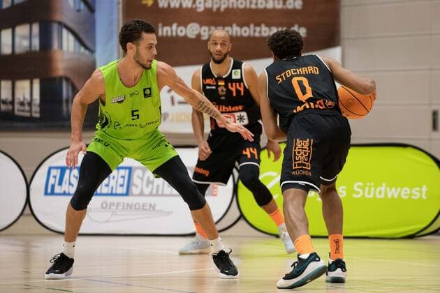 Christian Oshita (Ehingen Urpsing, 5) Kevin Bryant (Wiha Panthers Schwenningen, 44) Courtney Stockard (Wiha Panthers Schwenningen, 0) Ehingen Urspring - Wiha Panthers Schwenningen, Basketball, 2. Bundesliga, Barmer 2 Basketball, Spieltag 12, Spielzeit 2020 2021, 03.04.2021¨ Ehingen Urspring - Wiha Panthers Schwenningen, Basketball, 2. Bundesliga, Barmer 2 Basketball, Spieltag 12, Spielzeit 2020 2021, 03.04.2021 Ehingen Copyright: xNinaxSander xEibnerxPressefotoxIx EP_NSR