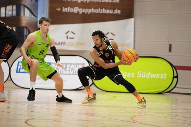 Jack Pagenkopf (Ehingen Urspring, 10) Courtney Stockard (Wiha Panthers Schwenningen, 0)¨¨Ehingen Urspring - Wiha Panthers Schwenningen, Basketball, 2. Bundesliga, Barmer 2 Basketball, Spieltag 12, Spielzeit 2020 2021, 03.04.2021 Ehingen Urspring - Wiha Panthers Schwenningen, Basketball, 2. Bundesliga, Barmer 2 Basketball, Spieltag 12, Spielzeit 2020 2021, 03.04.2021 Ehingen Copyright: xNinaxSander xEibnerxPressefotoxIx EP_NSR