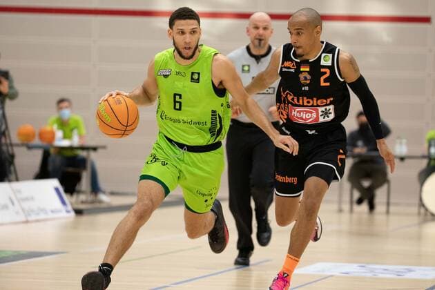 Kameron Hankerson (Ehingen Urspring, 6) Chris Frazier (Wiha Panthers Schwenningen, 2)¨¨Ehingen Urspring - Wiha Panthers Schwenningen, Basketball, 2. Bundesliga, Barmer 2 Basketball, Spieltag 12, Spielzeit 2020 2021, 03.04.2021 Ehingen Urspring - Wiha Panthers Schwenningen, Basketball, 2. Bundesliga, Barmer 2 Basketball, Spieltag 12, Spielzeit 2020 2021, 03.04.2021 Ehingen Copyright: xNinaxSander xEibnerxPressefotoxIx EP_NSR