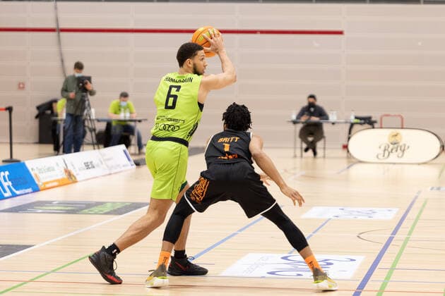 Kameron Hankerston (Ehingen Urspring, 6) Nate Britt (Wiha Panthers Schwenningen, 1) Ehingen Urspring - Wiha Panthers Schwenningen, Basketball, 2. Bundesliga, Barmer 2 Basketball, Spieltag 12, Spielzeit 2020 2021, 03.04.2021 Ehingen Urspring - Wiha Panthers Schwenningen, Basketball, 2. Bundesliga, Barmer 2 Basketball, Spieltag 12, Spielzeit 2020 2021, 03.04.2021 Ehingen Copyright: xNinaxSander xEibnerxPressefotoxIx EP_NSR