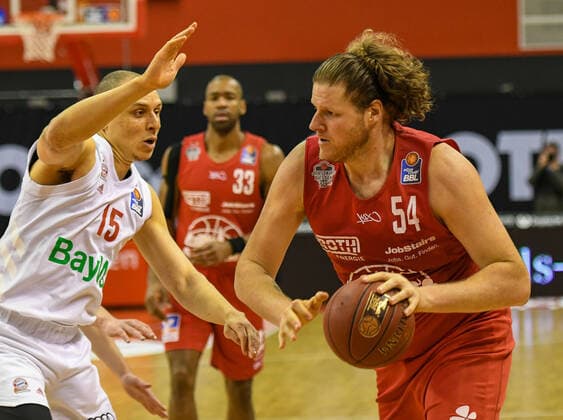 Robin Amaize, John Bryant 26. Spieltag, Basketball Bundesliga, Basketball Saison 2020 2021, Deutschland, easyCredit BBL, Germany, Giessen 46ers, giessen rot, Herren, Jobstairs GIESSEN 46ers - FC Bayern München, Männer, München in weiß