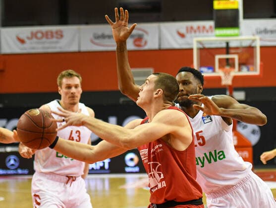 Scottie James JR., Jajuan Johnson 26. Spieltag, Basketball Bundesliga, Basketball Saison 2020 2021, Deutschland, easyCredit BBL, Germany, Giessen 46ers, giessen rot, Herren, Jobstairs GIESSEN 46ers - FC Bayern München, Männer, München in weiß