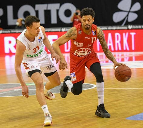 Zan Sisko, Diante Garrett 26. Spieltag, Basketball Bundesliga, Basketball Saison 2020 2021, Deutschland, easyCredit BBL, Germany, Giessen 46ers, giessen rot, Herren, Jobstairs GIESSEN 46ers - FC Bayern München, Männer, München in weiß