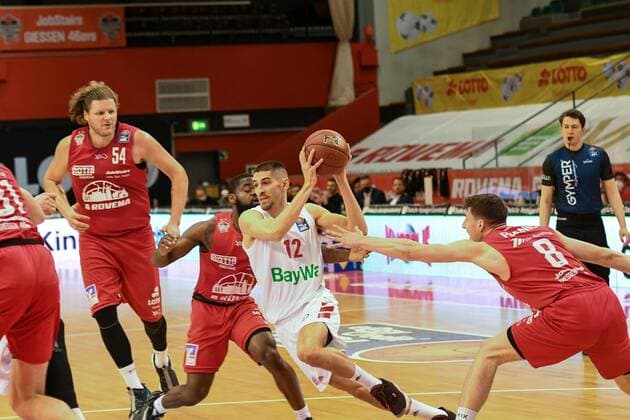 John Bryant, Jonathan Stark, Diego Flaccadori, Alen Pjanic 26. Spieltag, Basketball Bundesliga, Basketball Saison 2020 2021, Deutschland, easyCredit BBL, Germany, Giessen 46ers, giessen rot, Herren, Jobstairs GIESSEN 46ers - FC Bayern München, Männer, München in weiß