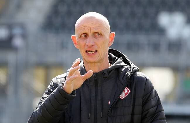 v.li.: Trainer Ralf Santelli (FC Würzburger Kickers) gibt Anweisungen, gestikuliert, mit den Armen gestikulieren, gives instructions, gesticulate, Einzelbild, 04.04.2021, Sandhausen (Deutschland), Fussball, 2. Bundesliga, SV Sandhausen - FC Würzburger Kickers, DFB DFL REGULATIONS PROHIBIT ANY USE OF PHOTOGRAPHS AS IMAGE SEQUENCES AND OR QUASI-VIDEO.