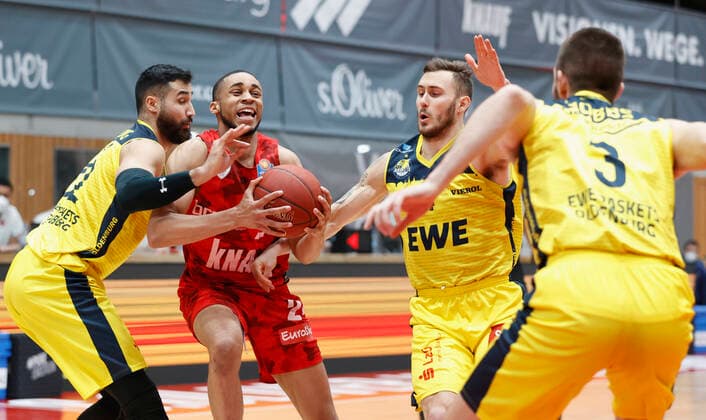 04.04.2021, Basketball, BBL 2020 2021, 26. Spieltag, s.Oliver Wuerzburg - EWE Baskets Oldenburg, GER, Wuerzburg, s.Oliver Arena, Bild: v. li. Martin Breuning (EWE Baskets Oldenburg), Cameron Hunt (s.Oliver Wuerzburg), Keith Hornsby (EWE Baskets Oldenburg) und Braydon Hobbs (EWE Baskets Oldenburg) Copyright: HMBxMedia xHeikoxBecker