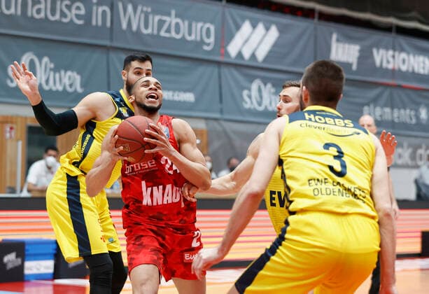 04.04.2021, Basketball, BBL 2020 2021, 26. Spieltag, s.Oliver Wuerzburg - EWE Baskets Oldenburg, GER, Wuerzburg, s.Oliver Arena, Bild: v. li. Martin Breuning (EWE Baskets Oldenburg), Cameron Hunt (s.Oliver Wuerzburg), Keith Hornsby (EWE Baskets Oldenburg) und Braydon Hobbs (EWE Baskets Oldenburg) Copyright: HMBxMedia xHeikoxBecker