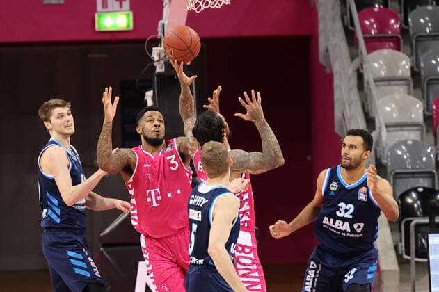 GER, Easycredit BBL, Telekom Baskets Bonn vs. Alba Berlin 04.04.2021, Telekom Dome, Bonn, GER, Easycredit BBL, Telekom Baskets Bonn vs. Alba Berlin, im Bild: James Thompson IV (Telekom Bonn 3), Johannes Thiemann (Alba Berlin 32), Niels Giffey (Alba Berlin 5),