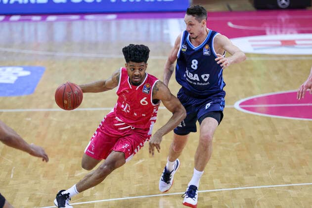 GER, Easycredit BBL, Telekom Baskets Bonn vs. Alba Berlin 04.04.2021, Telekom Dome, Bonn, GER, Easycredit BBL, Telekom Baskets Bonn vs. Alba Berlin, im Bild: Jalen Hudson (Telekom Bann 6),im Zweikampf gegen Marcus Eriksson (Alba Berlin 8),