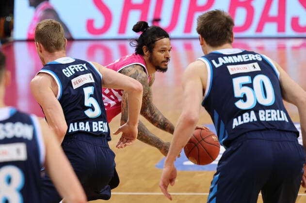 GER, Easycredit BBL, Telekom Baskets Bonn vs. Alba Berlin 04.04.2021, Telekom Dome, Bonn, GER, Easycredit BBL, Telekom Baskets Bonn vs. Alba Berlin, im Bild: Chris Babb (Telekom Bonn 7), im Zweikampf gegen Niels Giffey (Alba Berlin 5), Ben Lammers (Alba Berlin 50),