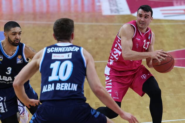 GER, Easycredit BBL, Telekom Baskets Bonn vs. Alba Berlin 04.04.2021, Telekom Dome, Bonn, GER, Easycredit BBL, Telekom Baskets Bonn vs. Alba Berlin, im Bild: Anthony DiLeo (Telekom Bonn 11), im Zweikampf gegen Tim Schneider (Alba Berlin 10),