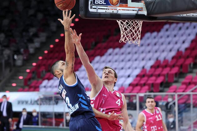 GER, Easycredit BBL, Telekom Baskets Bonn vs. Alba Berlin 04.04.2021, Telekom Dome, Bonn, GER, Easycredit BBL, Telekom Baskets Bonn vs. Alba Berlin, im Bild: Peyton Siva (Alba Berlin 3), im Zweikampf gegen Strahinja Micovic (Telekom Bonn 4),