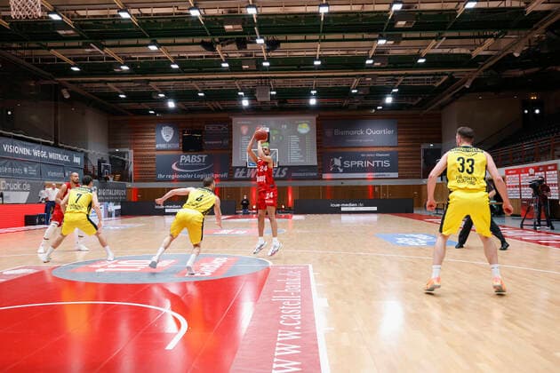 04.04.2021, Basketball, BBL 2020 2021, 26. Spieltag, s.Oliver Wuerzburg - EWE Baskets Oldenburg, GER, Wuerzburg, s.Oliver Arena, Bild: v. li. Alex King (s.Oliver Wuerzburg), Sebastian Herrera (EWE Baskets Oldenburg), Cameron Hunt (s.Oliver Wuerzburg) und Philipp Schwethelm (EWE Baskets Oldenburg) Copyright: HMBxMedia xHeikoxBecker