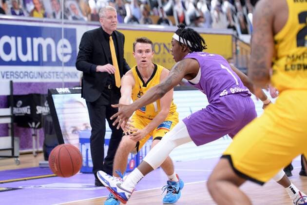 Jordan Hulls (MHP Riesen Ludwigsburg) spielt den Ball, Dieshuan Booker (BG Goettingen) (M), John Patrick (Trainer, Headcoach MHP Riesen Ludwigsburg) (L, hinten) , Basketball, Bundesliga, BBL, BG Goettingen - MHP Riesen Ludwigsburg, 05.04.2021, BG Goettingen - MHP Riesen Ludwigsburg, Basketball, Bundesliga, GER, BBL, 05.04.2021 Goettingen Copyright: xEibner-Pressefotox-xRolandxSippelx