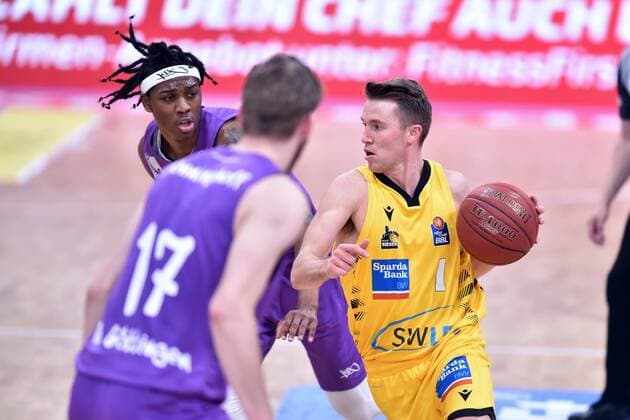 Jordan Hulls (MHP Riesen Ludwigsburg) (am Ball), Dieshuan Booker (BG Goettingen) (hinten), Mathis Moenninghoff (Nr 17) , Basketball, Bundesliga, BBL, BG Goettingen - MHP Riesen Ludwigsburg, 05.04.2021, BG Goettingen - MHP Riesen Ludwigsburg, Basketball, Bundesliga, GER, BBL, 05.04.2021 Goettingen Copyright: xEibner-Pressefotox-xRolandxSippelx