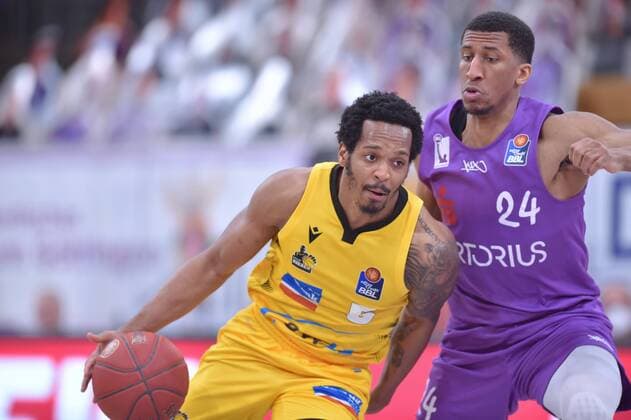 Barry Brown Jr. (MHP Riesen Ludwigsburg) (amBall) und Aubrey Dawkins (BG Goettingen) , Basketball, Bundesliga, BBL, BG Goettingen - MHP Riesen Ludwigsburg, 05.04.2021, BG Goettingen - MHP Riesen Ludwigsburg, Basketball, Bundesliga, GER, BBL, 05.04.2021 Goettingen Copyright: xEibner-Pressefotox-xRolandxSippelx