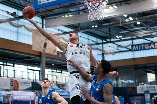 Syntainics MBC - Niners Chemnitz, Basketball, Bundesliga, Maenner, 2020 2021, 26. Spieltag, 05.04.2021, v.l.: Filip Stanic (Chemnitz, 65), Kyndahl Hill (MBC, 11). Syntainics MBC - Niners Chemnitz, Basketball, Bundesliga, Maenner, 2020 2021, 26. Spieltag, 05.04.2021, Weissenfels
