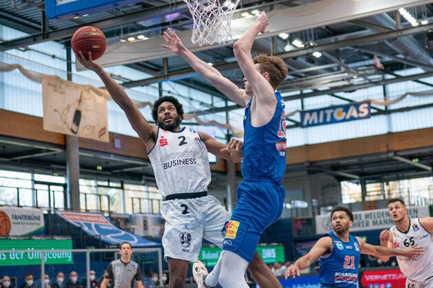 Syntainics MBC - Niners Chemnitz, Basketball, Bundesliga, Maenner, 2020 2021, 26. Spieltag, 05.04.2021, v.l.: Terrell Harris (Chemnitz, 2), Philipp Hartwich (MBC, 12). Syntainics MBC - Niners Chemnitz, Basketball, Bundesliga, Maenner, 2020 2021, 26. Spieltag, 05.04.2021, Weissenfels