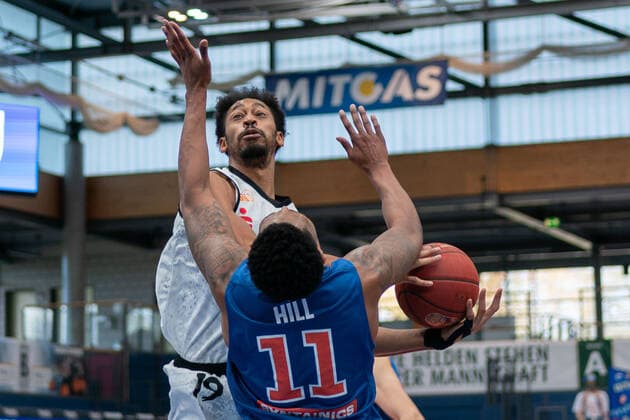 Syntainics MBC - Niners Chemnitz, Basketball, Bundesliga, Maenner, 2020 2021, 26. Spieltag, 05.04.2021, v.l.: Johnathan Williams (Chemnitz, 19), Kyndahl Hill (MBC, 11). Syntainics MBC - Niners Chemnitz, Basketball, Bundesliga, Maenner, 2020 2021, 26. Spieltag, 05.04.2021, Weissenfels