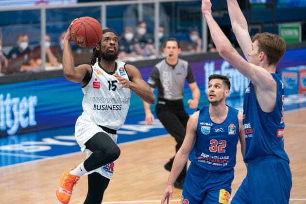 Syntainics MBC - Niners Chemnitz, Basketball, Bundesliga, Maenner, 2020 2021, 26. Spieltag, 05.04.2021, v.l.: Marcus Thornton (Chemnitz, 15), Roko Rogic (MBC, 32), Philipp Hartwich (MBC, 12). Syntainics MBC - Niners Chemnitz, Basketball, Bundesliga, Maenner, 2020 2021, 26. Spieltag, 05.04.2021, Weissenfels