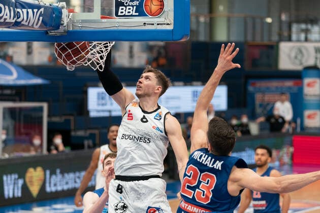 Syntainics MBC - Niners Chemnitz, Basketball, Bundesliga, Maenner, 2020 2021, 26. Spieltag, 05.04.2021, v.l.: Jan Niklas Wimberg (Chemnitz, 8), Michal Michalak (MBC, 23). Syntainics MBC - Niners Chemnitz, Basketball, Bundesliga, Maenner, 2020 2021, 26. Spieltag, 05.04.2021, Weissenfels