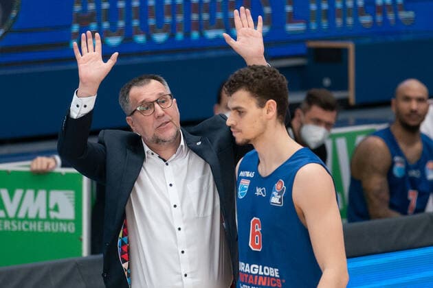 Syntainics MBC - Niners Chemnitz, Basketball, Bundesliga, Maenner, 2020 2021, 26. Spieltag, 05.04.2021, v.l.: Head Coach Silvano Poropat (MBC), Marko Krstanovic (MBC, 6). Syntainics MBC - Niners Chemnitz, Basketball, Bundesliga, Maenner, 2020 2021, 26. Spieltag, 05.04.2021, Weissenfels