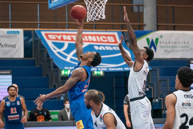 Syntainics MBC - Niners Chemnitz, Basketball, Bundesliga, Maenner, 2020 2021, 26. Spieltag, 05.04.2021, v.l.: Kyndahl Hill (MBC, 11), Virgil Matthews (Chemnitz, 4), Isiaha Mike (Chemnitz, 11). Syntainics MBC - Niners Chemnitz, Basketball, Bundesliga, Maenner, 2020 2021, 26. Spieltag, 05.04.2021, Weissenfels