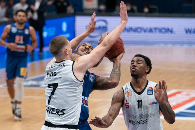 Syntainics MBC - Niners Chemnitz, Basketball, Bundesliga, Maenner, 2020 2021, 26. Spieltag, 05.04.2021, v.l.: Jonas Richter (Chemnitz, 7), Sergio Kerusch (MBC, 7), Isiaha Mike (Chemnitz, 11). Syntainics MBC - Niners Chemnitz, Basketball, Bundesliga, Maenner, 2020 2021, 26. Spieltag, 05.04.2021, Weissenfels