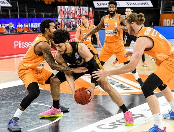 GER, BBL, ratiopharm ulm vs Basketball Löwen Loewen Braunschweig 05.04.2021, ratiopharm arena, Neu-Ulm, GER, BBL, ratiopharm ulm vs Basketball Löwen Loewen Braunschweig, im Bild Gavin Schilling (Braunschweig, 34) kämpft um den Ball gegen Troy Caupain (Ulm, 23) und Dylan Osetkowski (Ulm, 21)