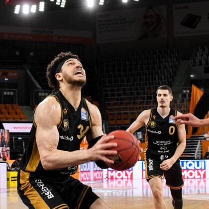 GER, BBL, ratiopharm ulm vs Basketball Löwen Loewen Braunschweig 05.04.2021, ratiopharm arena, Neu-Ulm, GER, BBL, ratiopharm ulm vs Basketball Löwen Loewen Braunschweig, im Bild Gavin Schilling (Braunschweig, 34), im Hintergrund Lukas Wank (Braunschweig, 0)