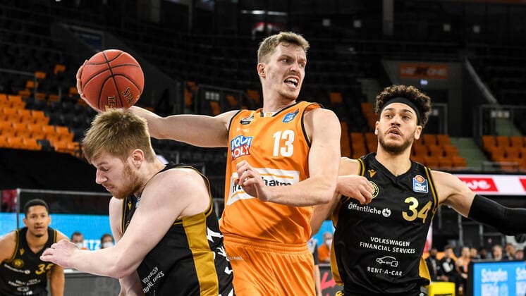GER, BBL, ratiopharm ulm vs Basketball Löwen Loewen Braunschweig 05.04.2021, ratiopharm arena, Neu-Ulm, GER, BBL, ratiopharm ulm vs Basketball Löwen Loewen Braunschweig, im Bild Andreas Obst (Ulm, 13) setzt sich gegen Gavin Schilling (Braunschweig, 34) und Luc van Slooten (Braunschweig, 4) durch