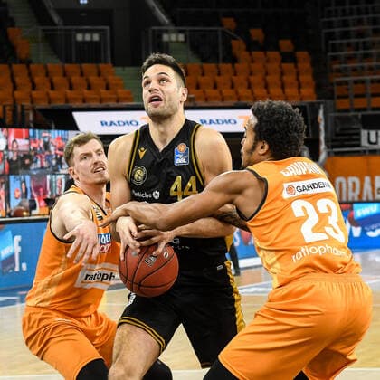GER, BBL, ratiopharm ulm vs Basketball Löwen Loewen Braunschweig 05.04.2021, ratiopharm arena, Neu-Ulm, GER, BBL, ratiopharm ulm vs Basketball Löwen Loewen Braunschweig, im Bild Benedikt Turudic (Braunschweig, 44) kann sich gegen Andreas Obst (Ulm, 13) und Troy Caupain (Ulm, 23) nicht durchsetzen und verliert den Ball