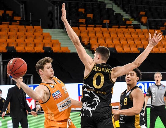 GER, BBL, ratiopharm ulm vs Basketball Löwen Loewen Braunschweig 05.04.2021, ratiopharm arena, Neu-Ulm, GER, BBL, ratiopharm ulm vs Basketball Löwen Loewen Braunschweig, im Bild obwohl sich Lukas Wank (Braunschweig, 0) mächtig streckt, kann er das Zuspiel von Patrick Heckmann (Ulm, 33) nicht verhindern, James Robinson (Braunschweig, 8)