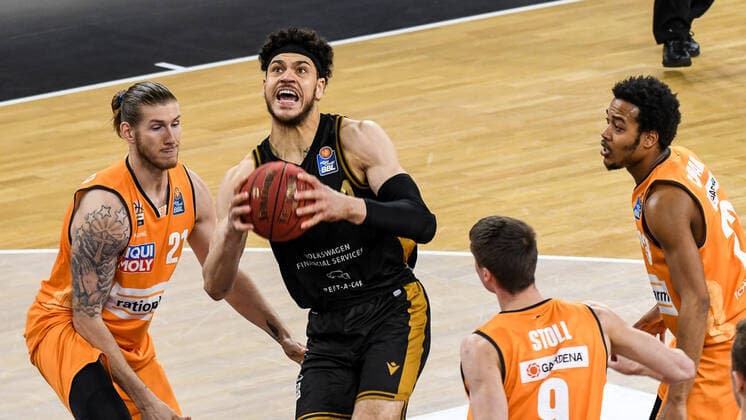 GER, BBL, ratiopharm ulm vs Basketball Löwen Loewen Braunschweig 05.04.2021, ratiopharm arena, Neu-Ulm, GER, BBL, ratiopharm ulm vs Basketball Löwen Loewen Braunschweig, im Bild Gavin Schilling (Braunschweig, 34) setzt sich energisch gegen Dylan Osetkowski (Ulm, 21), Marius Stoll (Ulm, 9) und Troy Caupain (Ulm, 23) durch