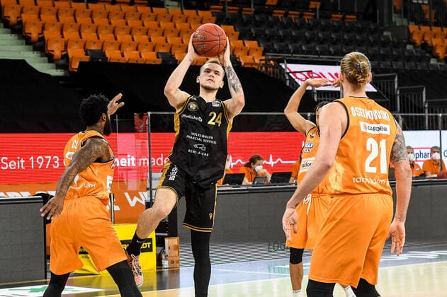 GER, BBL, ratiopharm ulm vs Basketball Löwen Loewen Braunschweig 05.04.2021, ratiopharm arena, Neu-Ulm, GER, BBL, ratiopharm ulm vs Basketball Löwen Loewen Braunschweig, im Bild Cameron Clark (Ulm, 3), Arnas Velicka (Braunschweig, 24), Dylan Osetkowski (Ulm, 21)