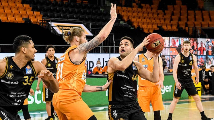 GER, BBL, ratiopharm ulm vs Basketball Löwen Loewen Braunschweig 05.04.2021, ratiopharm arena, Neu-Ulm, GER, BBL, ratiopharm ulm vs Basketball Löwen Loewen Braunschweig, im Bild Aric Holman (Ulm, 35), Dylan Osetkowski (Ulm, 21), Benedikt Turudic (Braunschweig, 44)