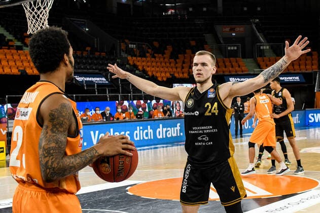 GER, BBL, ratiopharm ulm vs Basketball Löwen Loewen Braunschweig 05.04.2021, ratiopharm arena, Neu-Ulm, GER, BBL, ratiopharm ulm vs Basketball Löwen Loewen Braunschweig, im Bild Troy Caupain (Ulm, 23), Arnas Velicka (Braunschweig, 24)